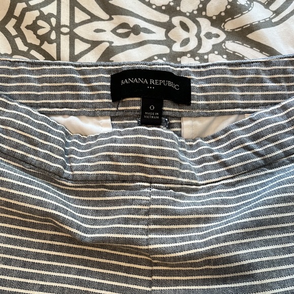 Ladies Banana Republic Striped Shorts. Size 0 - Picture 5 of 6